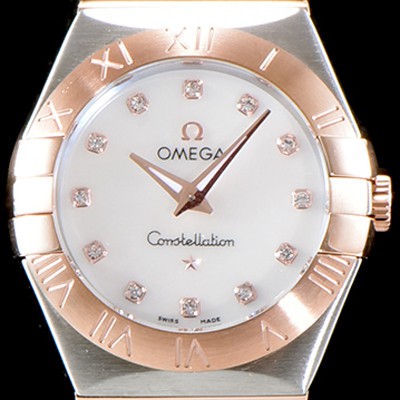 홍콩명품 [오메가] 여성 컬렉션 컨스틀레이션 123.20.27.60.55.001 오메가 코-액시얼 27MM 로마 숫자가 인그레이빙된 베젤 18K 로즈골드 콤비 화이트 자개 다이얼 쿼츠 무브먼트 OMG0123  