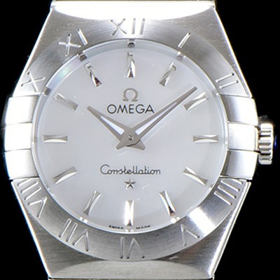 홍콩명품 [오메가] 여성 컬렉션 컨스틀레이션 123.10.24.60.02.002 오메가 코-액시얼 27MM 로마 숫자가 인그레이빙된 베젤 실버 다이얼 쿼츠 무브먼트 OMG0121  