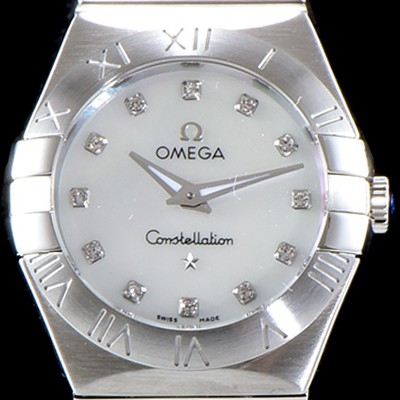 홍콩명품 [오메가] 여성 컬렉션 컨스틀레이션 123.10.24.60.55.001 오메가 코-액시얼 27MM 로마 숫자가 인그레이빙된 베젤 화이트 자개 다이얼 쿼츠 무브먼트 OMG0122  