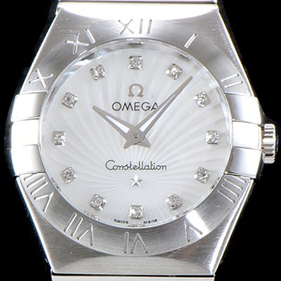 홍콩명품 [오메가] 여성 컬렉션 컨스틀레이션 123.10.27.20.55.001 오메가 코-액시얼 27MM 로마 숫자가 인그레이빙된 베젤 화이트 자개 다이얼 쿼츠 무브먼트 OMG0124  