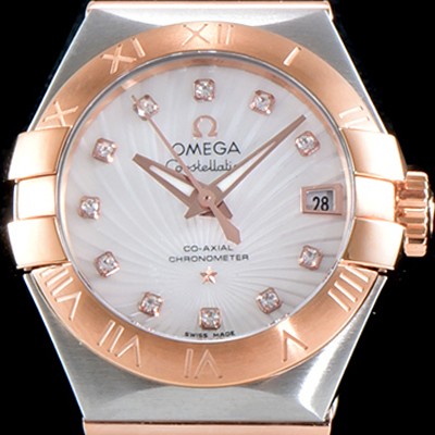 홍콩명품 [오메가] 남성용 여성 컬렉션 컨스틀레이션 123.20.27.20.55.001 오메가 코-액시얼 27MM 로마 숫자가 인그레이빙된 베젤 18K 로즈골드 콤비 화이트 자개 다이얼 쿼츠 무브먼트 OMG4121  