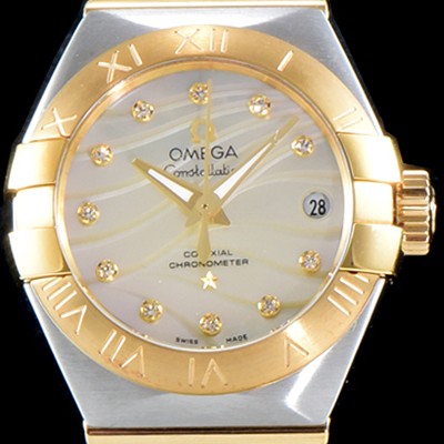 홍콩명품 [오메가] 남성용 여성 컬렉션 컨스틀레이션 123.20.27.20.55.002 오메가 코-액시얼 27MM 로마 숫자가 인그레이빙된 베젤 18K 옐로골드 콤비 자개 다이얼 쿼츠 무브먼트 OMG4120  