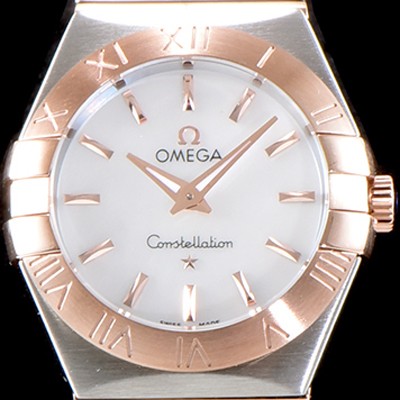 홍콩명품 [오메가] 남성용 여성 컬렉션 컨스틀레이션 123.20.24.60.05.001 오메가 코-액시얼 27MM 로마 숫자가 인그레이빙된 베젤 18K 로즈골드 콤비 화이트 자개 다이얼 쿼츠 무브먼트 OMG4123  