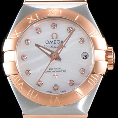 홍콩명품 [오메가] 남성용 여성 컬렉션 컨스틀레이션 123.20.27.20.55.003 오메가 코-액시얼 27MM 로마 숫자가 인그레이빙된 베젤 18K 로즈골드 콤비 화이트 자개 다이얼 쿼츠 무브먼트 OMG4110  