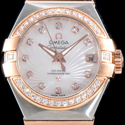 홍콩명품 [오메가] 남성용 여성 컬렉션 컨스틀레이션 123.25.27.20.55.001 오메가 코-액시얼 27MM 다이아몬드 세팅 베젤 화이트 자개 다이얼 18K 로즈골드 콤비 쿼츠 무브먼트 OMG4114  