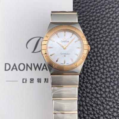 홍콩명품 [오메가] 여성용 컨스틀레이션 맨해튼 131.20.28.60.05.001 로즈골드 28mm 쿼츠 Cal.4061무브먼트 화이트 자개 다이얼 omg0226  