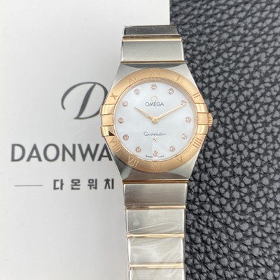 홍콩명품 [오메가] 여성용 컨스틀레이션 맨해튼 131.20.28.60.55.001 로즈골드 28mm 쿼츠 Cal.4061무브먼트 화이트 자개 다이얼 omg0227  