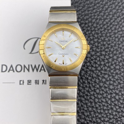 홍콩명품 [오메가] 여성용 컨스틀레이션 맨해튼 131.20.28.60.05.002 옐우골드 28mm 쿼츠 Cal.4061무브먼트 화이트 자개 다이얼 omg0229  