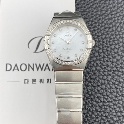 홍콩명품 [오메가] 여성용 컨스틀레이션 맨해튼 131.15.28.60.55.001 다이아몬드 세팅 베젤 28mm 쿼츠 Cal.4061무브먼트 화이트 자개 다이얼 omg0222  