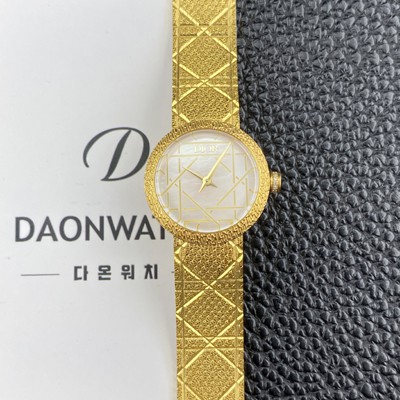 홍콩명품 
[디올] 여성용 라디드 사틴 25mm 18K 옐루골드 쿼츠 무브먼트 화이트 자게 다이얼 dio1002  