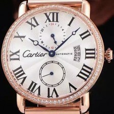 홍콩명품 [까르띠에] 남성용 롱드더 까르띠에 서브 세컨즈 18k 로즈골드 쥬얼 다이아몬드 베젤 물결무늬 화이트 다이얼 블랙 로마 인덱스 스위스 ETA 2824-A2오토매틱 무브먼 CAR0301  