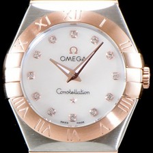 홍콩명품 [오메가] 여성 컬렉션 컨스틀레이션 123.20.27.60.55.001 오메가 코-액시얼 27MM 로마 숫자가 인그레이빙된 베젤 18K 로즈골드 콤비 화이트 자개 다이얼 쿼츠 무브먼트 OMG0123  