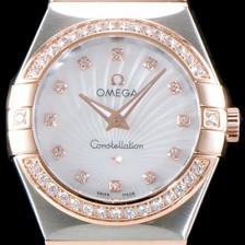 홍콩명품 [오메가] 여성 컬렉션 컨스틀레이션 123.25.27.60.55.002 오메가 코-액시얼 27MM 다이아몬드 세팅 베젤 화이트 자개 다이얼 18K 로즈골드 콤비 쿼츠 무브먼트 OMG0120  