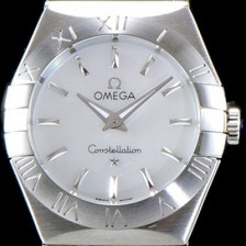 홍콩명품 [오메가] 여성 컬렉션 컨스틀레이션 123.10.24.60.02.002 오메가 코-액시얼 27MM 로마 숫자가 인그레이빙된 베젤 실버 다이얼 쿼츠 무브먼트 OMG0121  