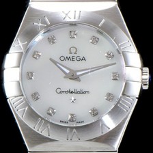 홍콩명품 [오메가] 여성 컬렉션 컨스틀레이션 123.10.24.60.55.001 오메가 코-액시얼 27MM 로마 숫자가 인그레이빙된 베젤 화이트 자개 다이얼 쿼츠 무브먼트 OMG0122  