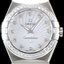 홍콩명품 [오메가] 여성 컬렉션 컨스틀레이션 123.15.27.20.55.001 오메가 코-액시얼 27MM 다이아몬드 세팅 베젤 화이트 자개 다이얼 쿼츠 무브먼트 OMG0120  