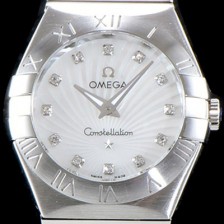홍콩명품 [오메가] 여성 컬렉션 컨스틀레이션 123.10.27.20.55.001 오메가 코-액시얼 27MM 로마 숫자가 인그레이빙된 베젤 화이트 자개 다이얼 쿼츠 무브먼트 OMG0124  