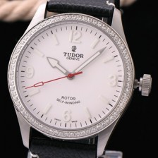 홍콩명품 [튜더] 남성용 헤리티지 화이트 다이얼 오토매틱 무브먼트 TUD4245  