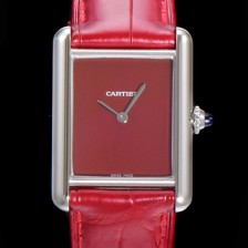 홍콩명품 [까르띠에] 여성용 탱크 머스트 WSTA0054 로마 인덱스 33.7mm 레드 다이얼 악어가죽줄 쿼츠 무브먼트 CAR00571  