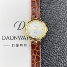 홍콩명품 [오메가] 여성용 드빌 424.53.27.60.55.001 프레스티지 듀드롭 27.4mm 옐우골드 쿼츠 무브먼트 화이트 자개 다이얼 omg0235  