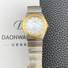 홍콩명품 [오메가] 여성용 컨스틀레이션 맨해튼 131.20.28.60.55.002 옐우골드 28mm 쿼츠 Cal.4061무브먼트 화이트 자개 다이얼 omg0230  