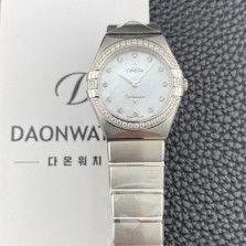 홍콩명품 [오메가] 여성용 컨스틀레이션 맨해튼 131.15.28.60.55.001 다이아몬드 세팅 베젤 28mm 쿼츠 Cal.4061무브먼트 화이트 자개 다이얼 omg0222  