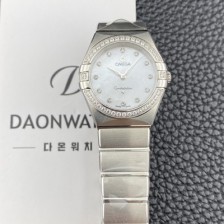 홍콩명품 [오메가] 여성용 컨스틀레이션 맨해튼 131.15.28.60.55.001 다이아몬드 세팅 베젤 28mm 쿼츠 Cal.4061무브먼트 화이트 자개 다이얼 omg0222  