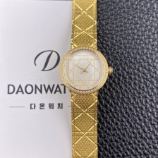 홍콩명품 
[디올] 여성용 라디드 사틴 25mm 다이아몬드 18K 옐루골드 쿼츠 무브먼트 화이트 자게 다이얼 dio1001  